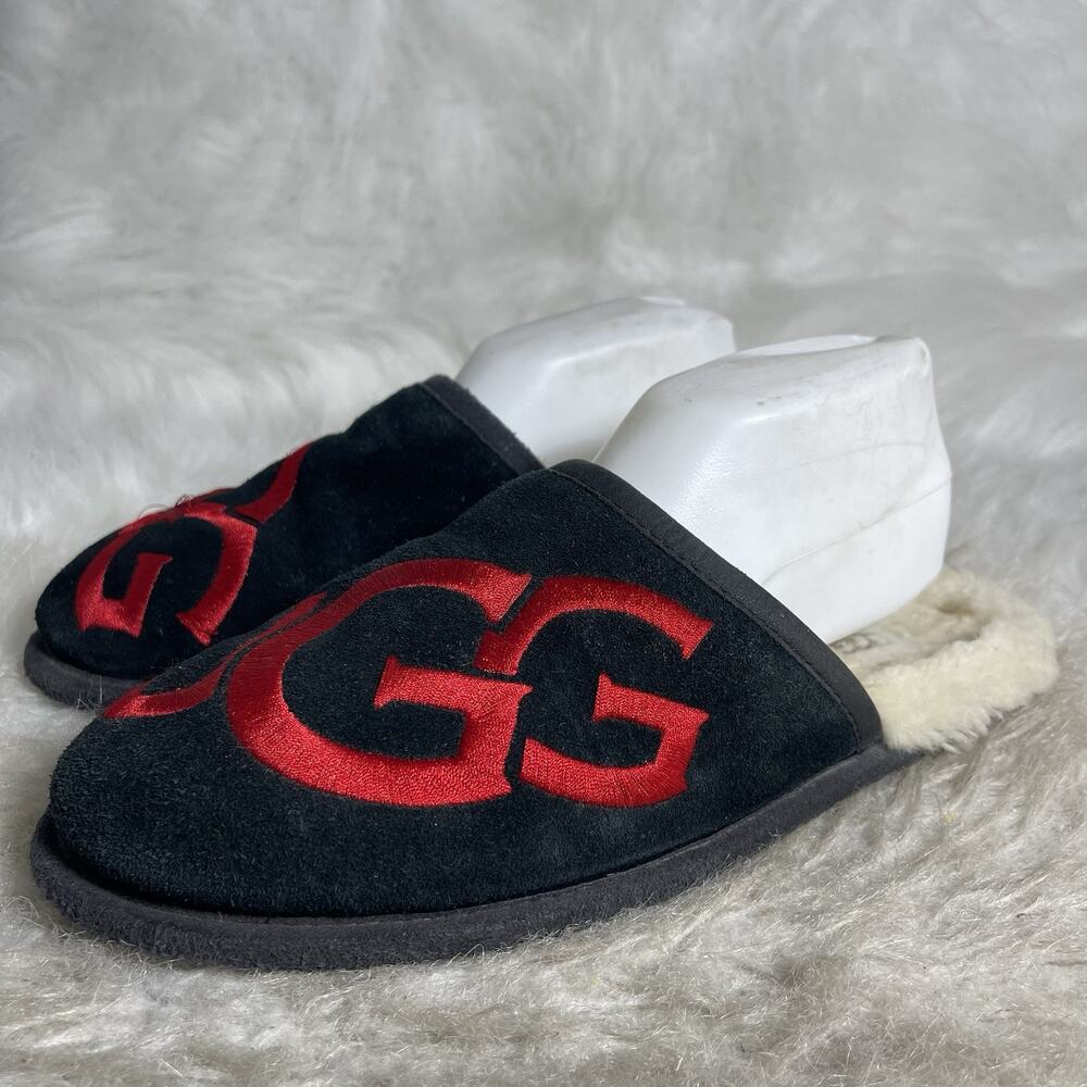 UGG Scuff Logo Black Red Suede Sheepskin Slippers Men’s Size 8 1101324